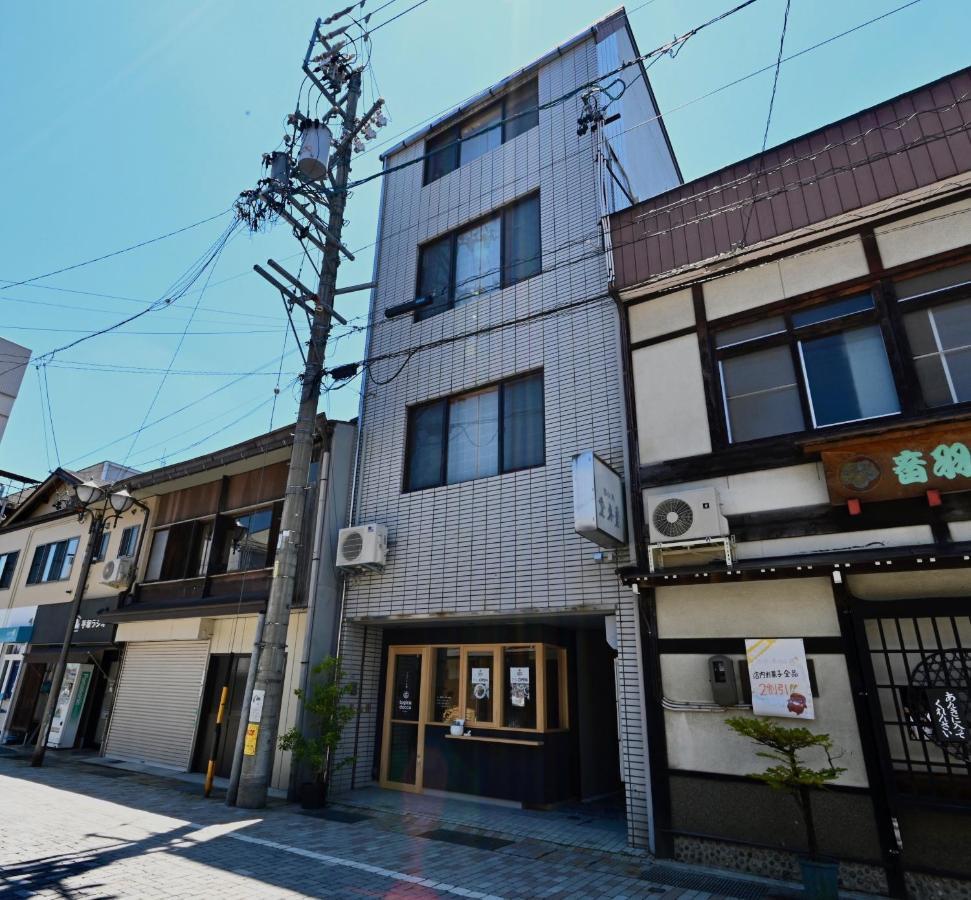 Manabi-Stay Takayama Sakura 提携駐車場利用可 古い町並みまで徒歩1分 最大9名宿泊可能な一等地で人工温泉を楽しむ Exterior foto