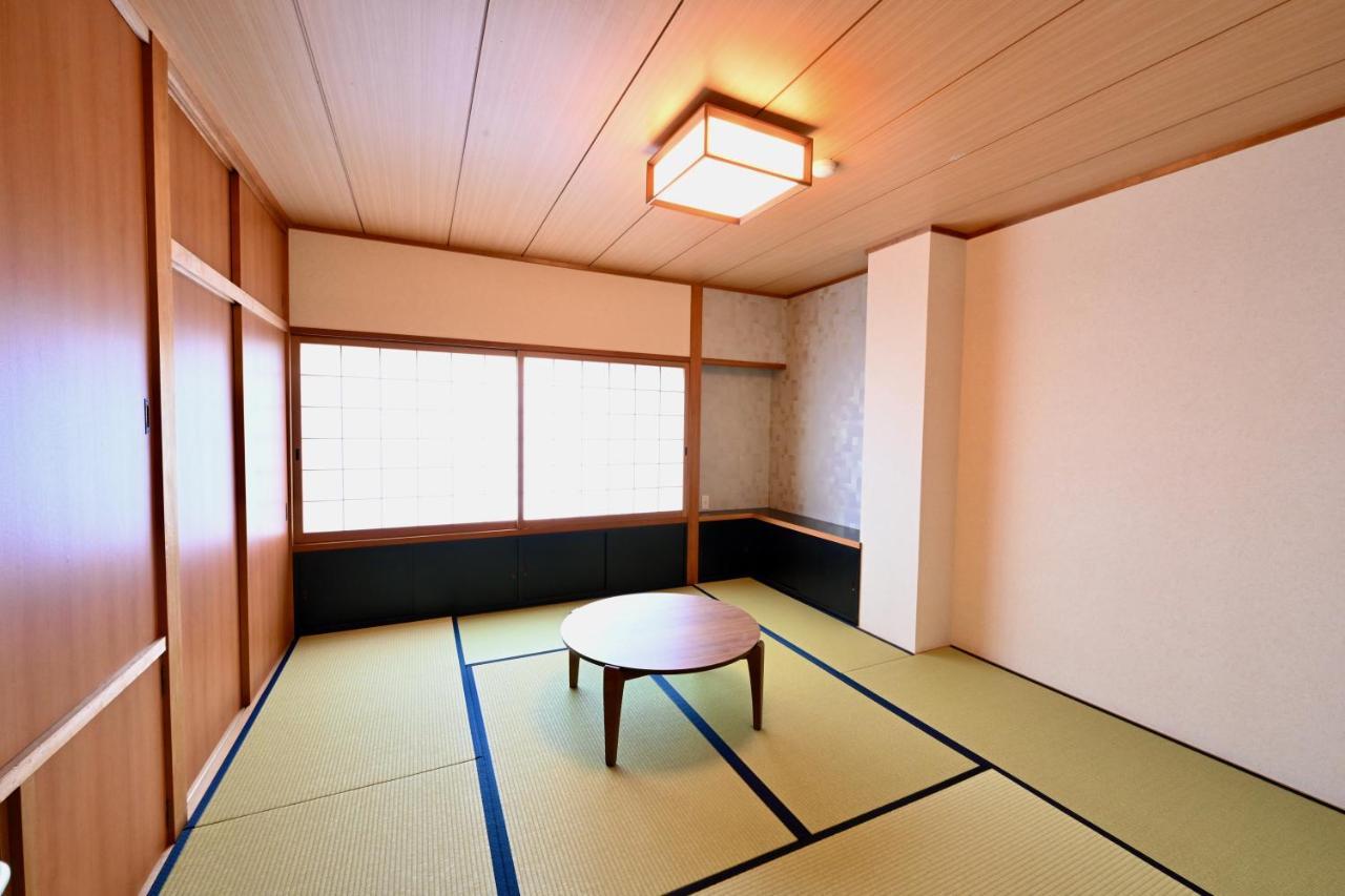 Manabi-Stay Takayama Sakura 提携駐車場利用可 古い町並みまで徒歩1分 最大9名宿泊可能な一等地で人工温泉を楽しむ Exterior foto